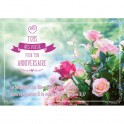 Jolie carte double d'anniversaire avec un bouquet de roses sur fond flou