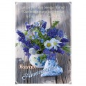 Jolie carte double d'anniversaire avec un bouquet de fleurs bleues et blanches et cœur en tissu